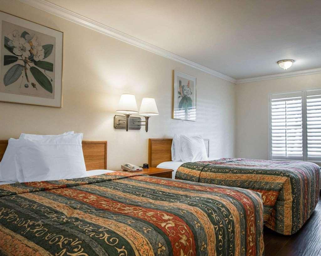 Econo Lodge Lembah Moreno Bilik gambar