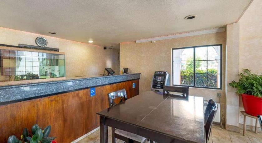 Econo Lodge Lembah Moreno Luaran gambar