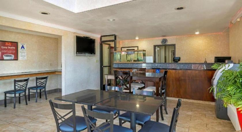 Econo Lodge Lembah Moreno Luaran gambar